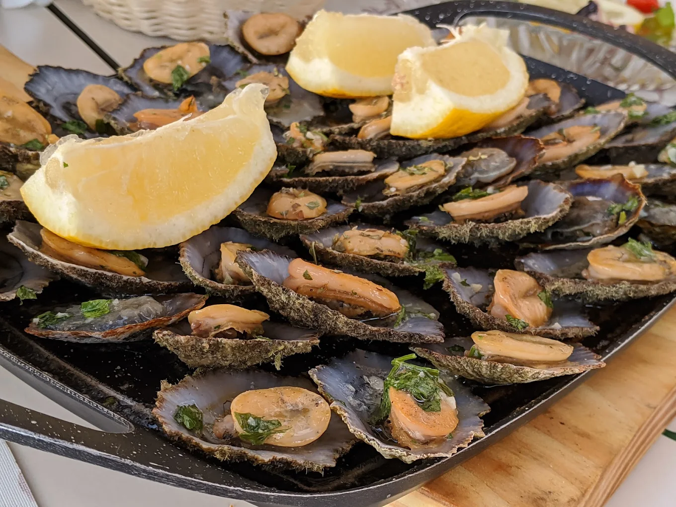 Dish of Lapas with lemon slices on top